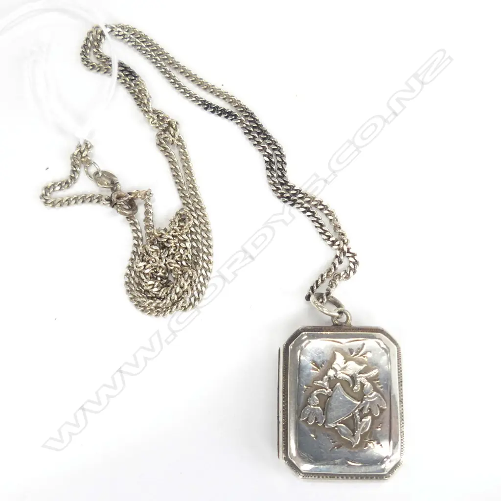 1913 SILVER LOCKET ON CHAIN. FLORAL & SHIELD TO LID Image 1++