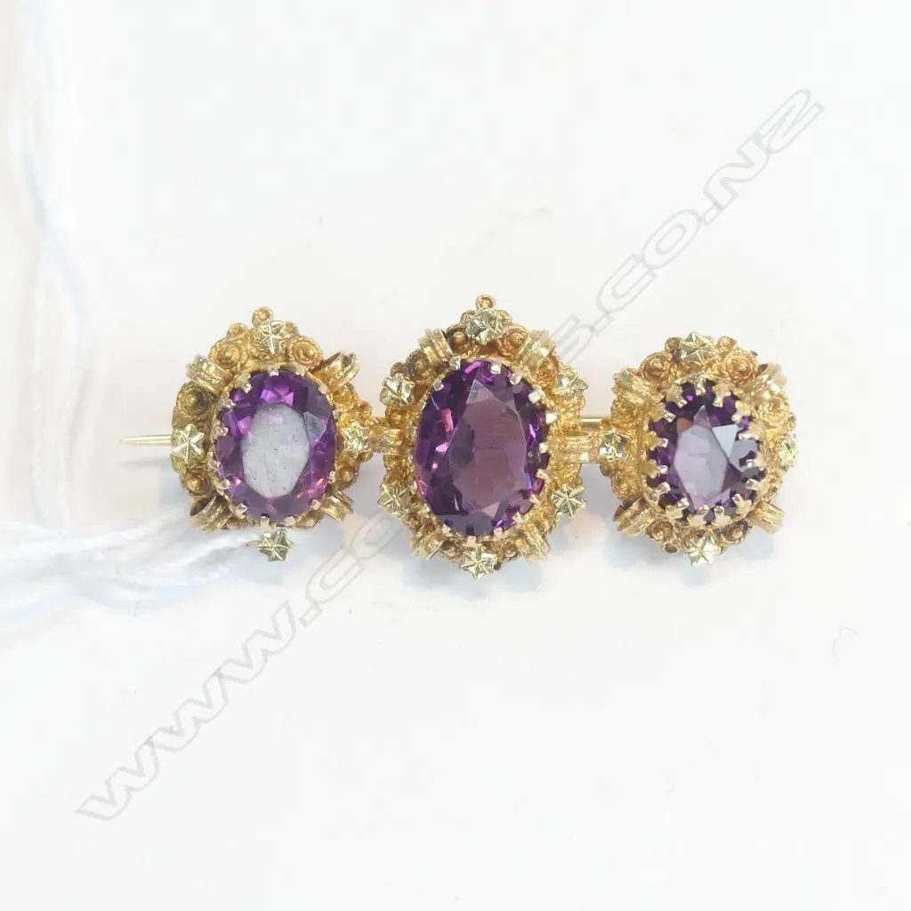 VINATGE 3 AMETHYST GOLD 9CT BROOCH Image 1++