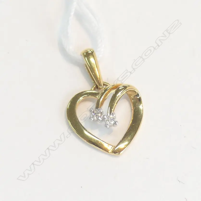 9CT GOLD HEART PENDANT 2 DIAMONDS  Image 1++