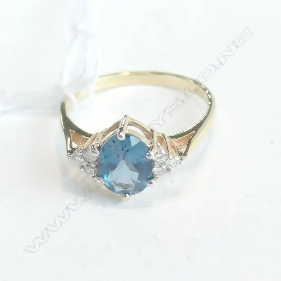 9CT TOPAZ & DIAMOND RING 