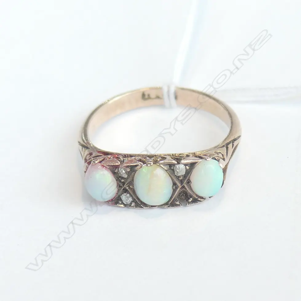 18CT GOLD OPAL & DIAMOND RING (AF) Image 1++