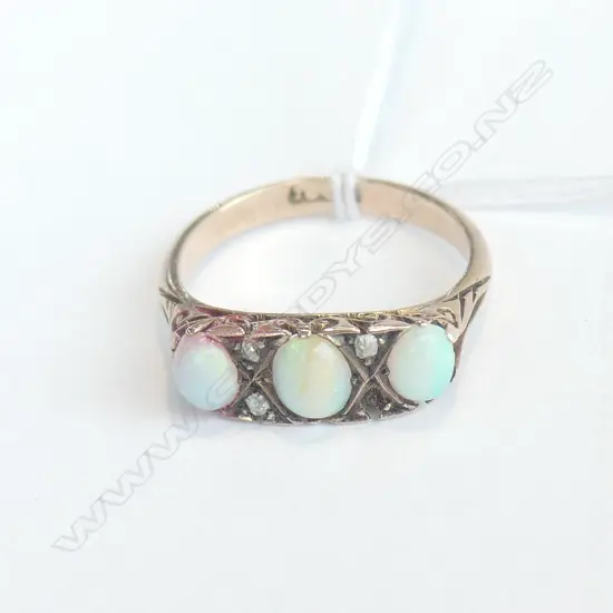 18CT GOLD OPAL & DIAMOND RING (AF)