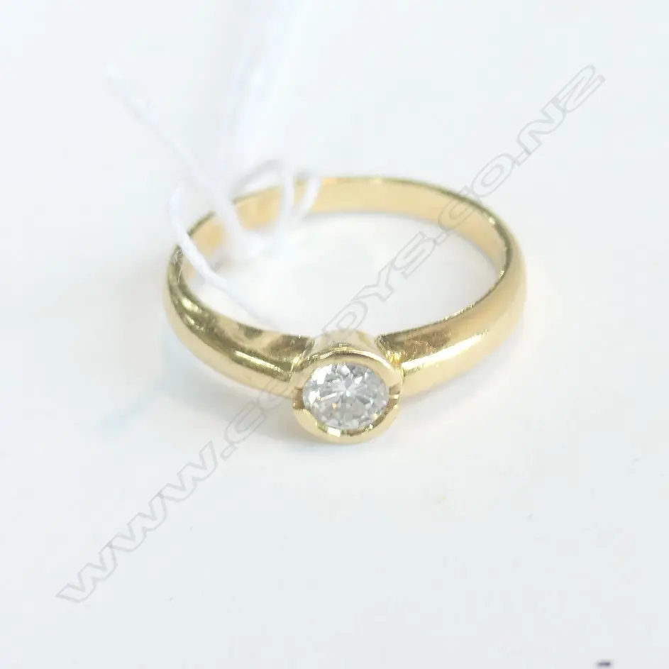 18CT GOLD AND DIAMOND RING Image 1++
