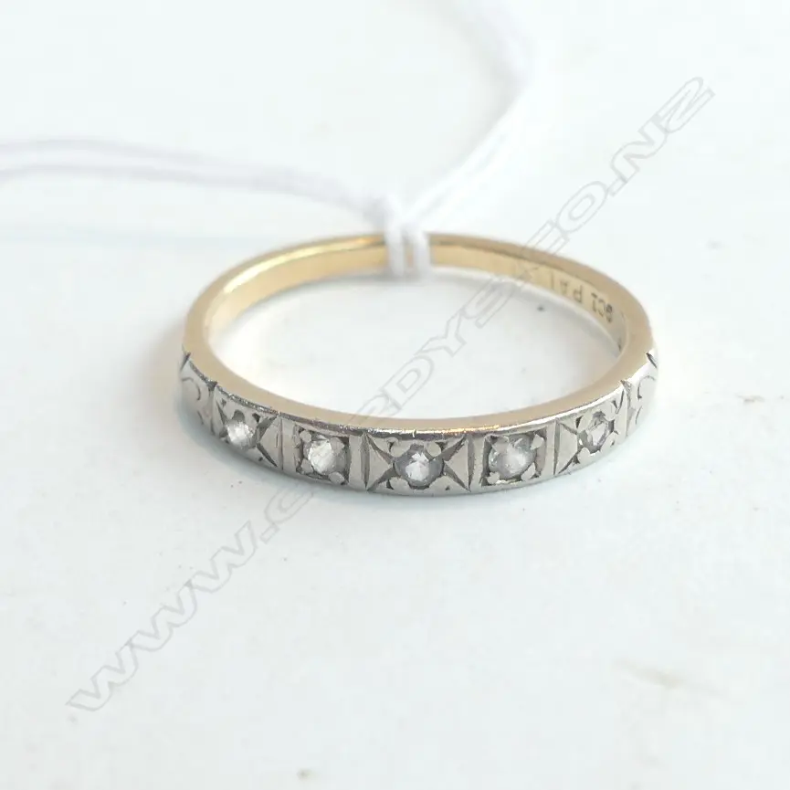 9CT GOLD & DIAMOND ETERNITY RING Image 1++