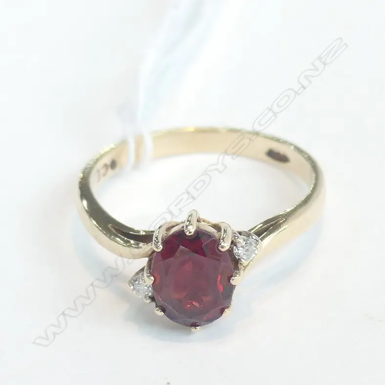 9CT GARNET & DIAMOND RING  Image 1++