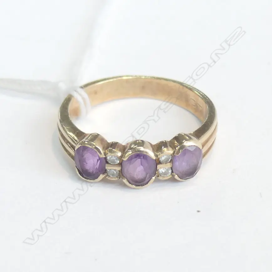 VINTAGE 9CT AMETHYST & DIAMOND RING 3GMS Image 1++