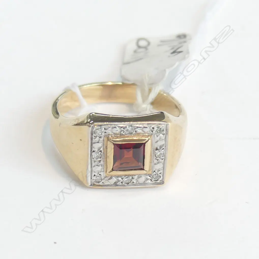 HEAVY 9CT GARNET & DIAMOND SIGNET TYPE RING Image 1++