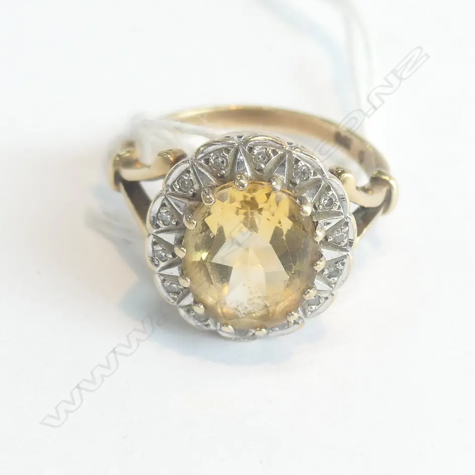 9CT GOLD LGE CITRINE & DIAMOND SURROUND RING Image 1++