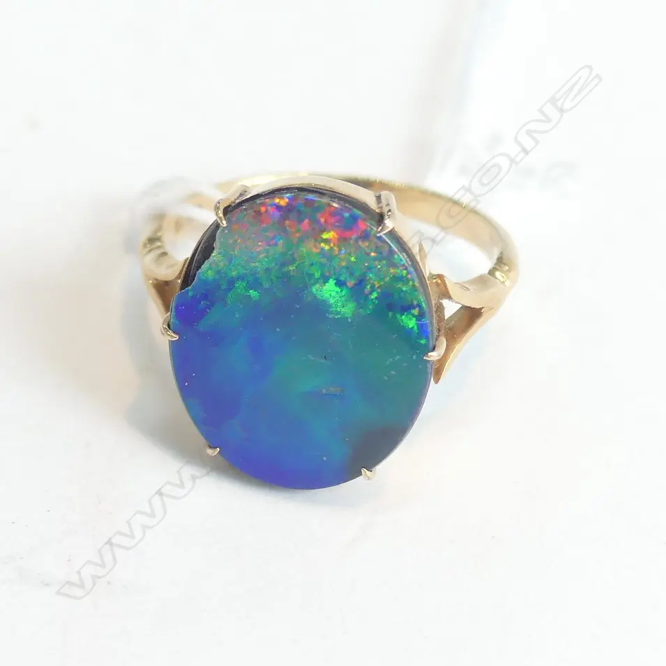 18CT GOLD AND OPAL DOUBLET RING Image 1++