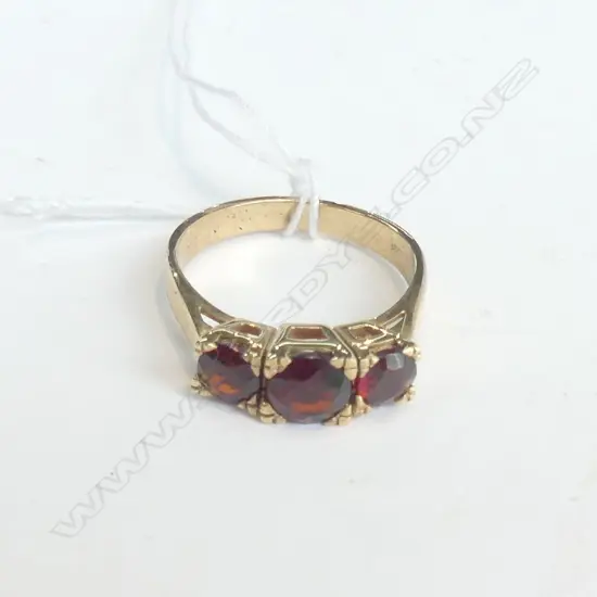 9CT 3 GARNET LONDON BRIDGE RING 3.65gms