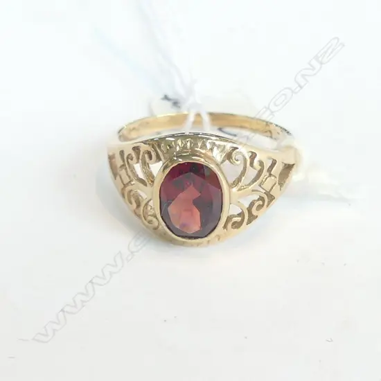 9ct YELLOW GOLD & GARNET DRESS RING 3.2gms