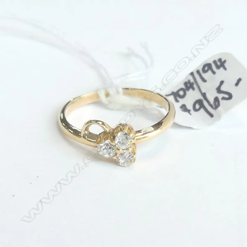 14CT YELLOW GOLD 3 DIAMOND RING 3gms Image 1++