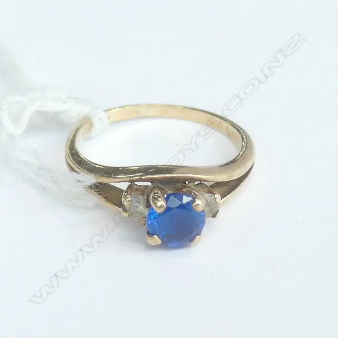9CT GOLD BLUE & WHITE STONE RING 2.1gms Image 1++