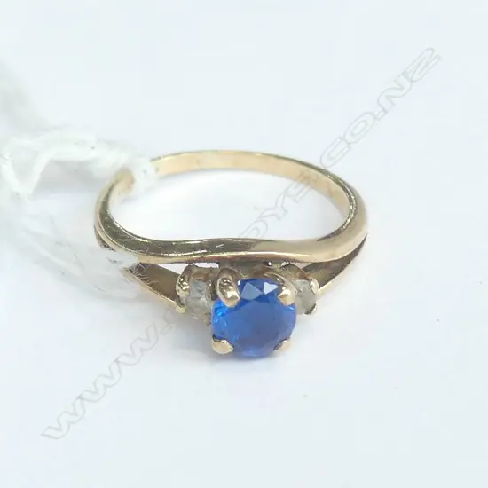 9CT GOLD BLUE & WHITE STONE RING 2.1gms