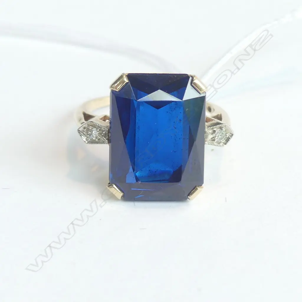 10CT GOLD DIAMOND & FAUX SAPPHIRE RING Image 1++