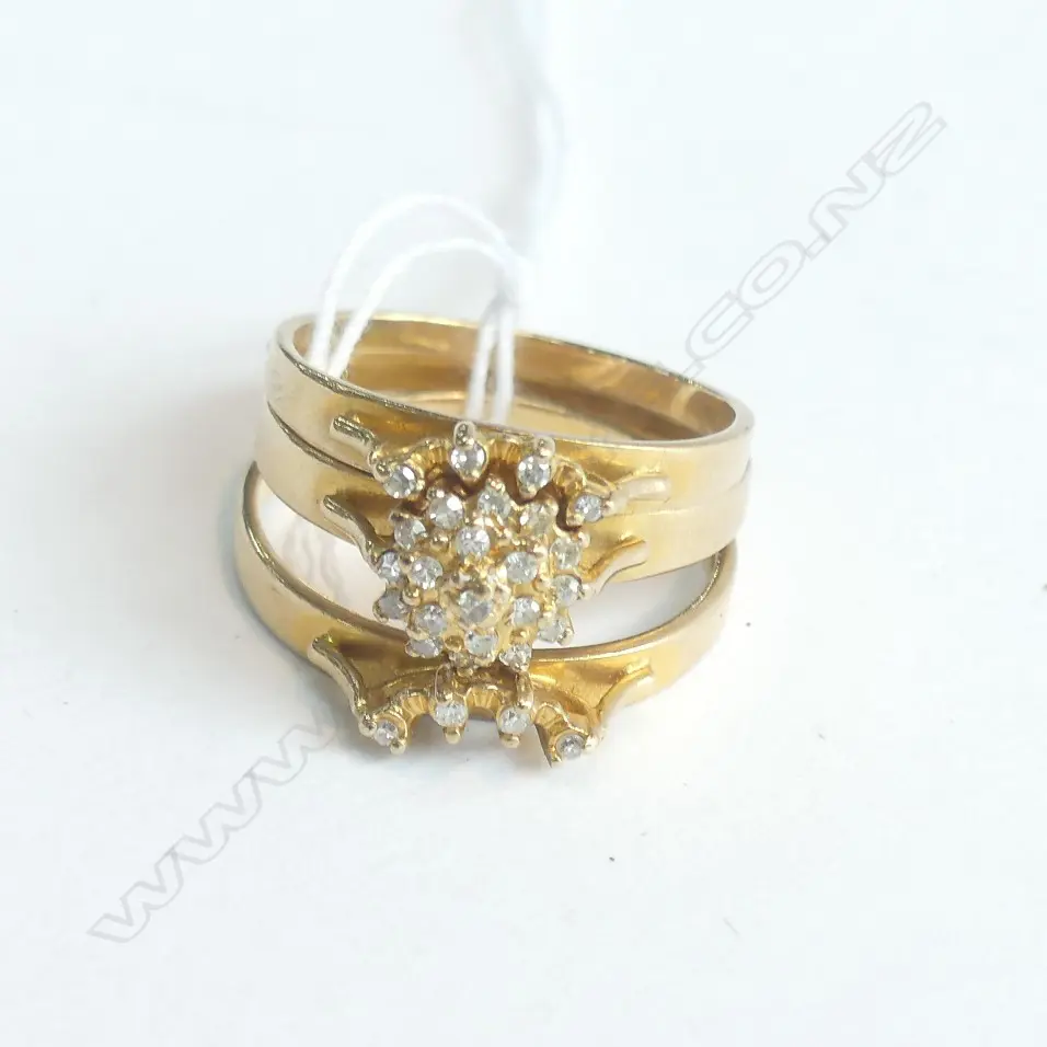 SET 3 9CT RINGS EACH SET WITH DIAMONDS 4.6gms Image 1++