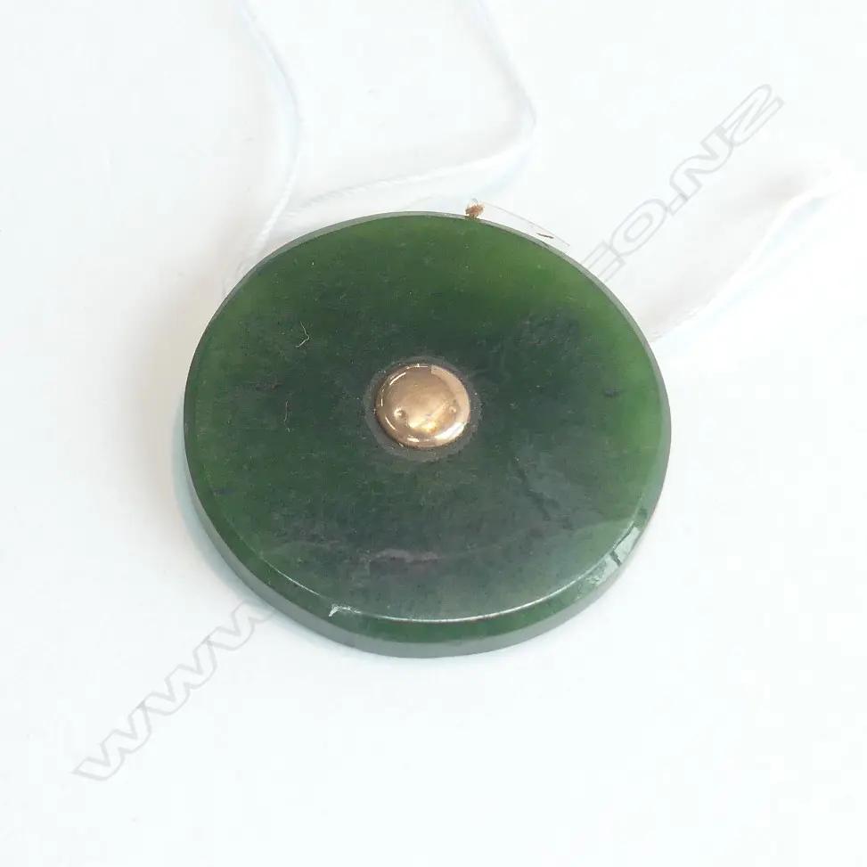 POUNAMU AND GOLD DISC IN KOHN BOX Image 1++