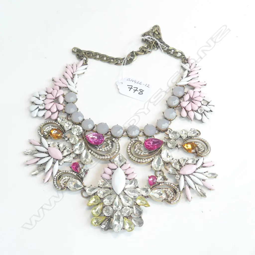 LAVISH COSTUME NECKLACE Image 1++