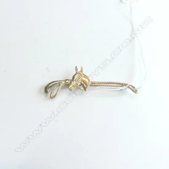 9CT GOLD RIDING CROP BROOCH 3.5Gms