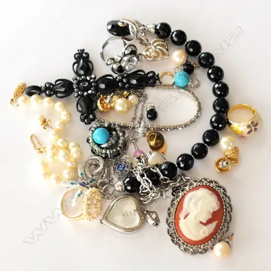 GOOD BAG OF COSTUME JEWELLERY