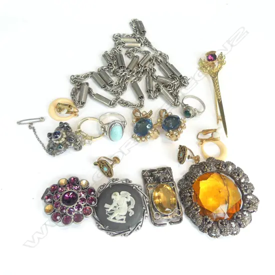 BAG OF COSTUME JEWELLERY