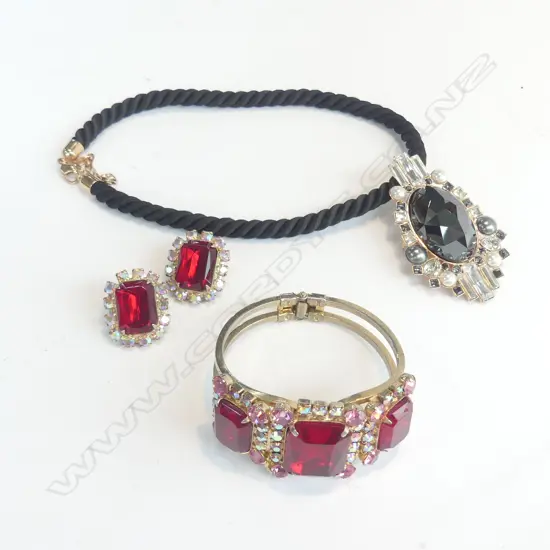 ASSORTED COSTUME JEWELLERY