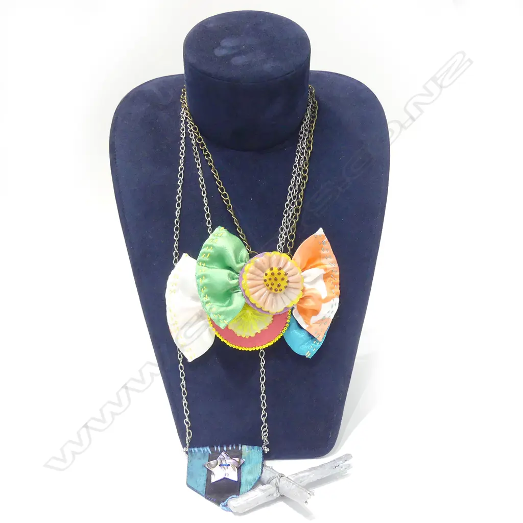 THREE VINTAGE BEAD/BUTTON NECKLACES Image 1++