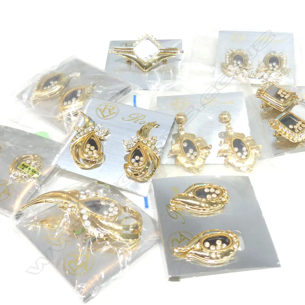 BAG OF COSTUME JEWELLERY, EARRINGS/ BROOCHES Image 1++
