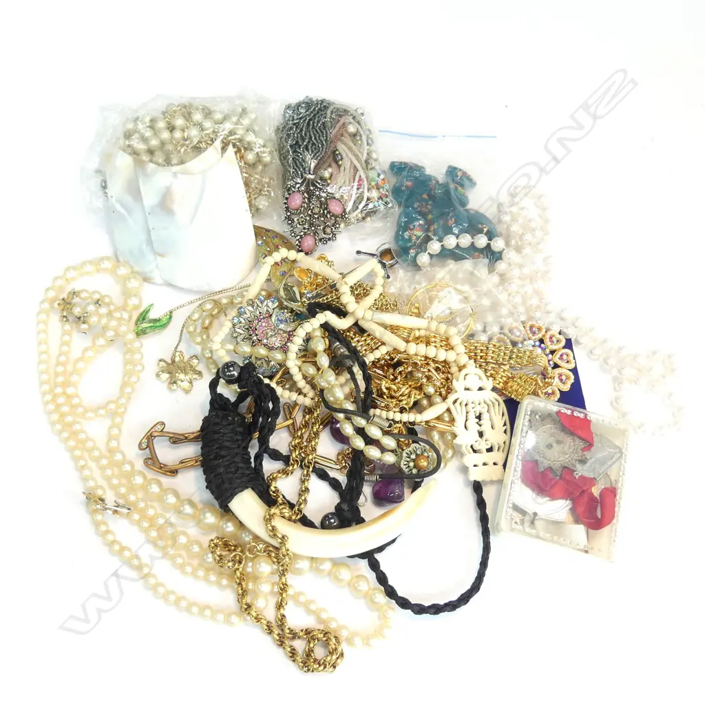 BOX COSTUME JEWELLERY: PEARLS TUSK NECKLACE... Image 1++