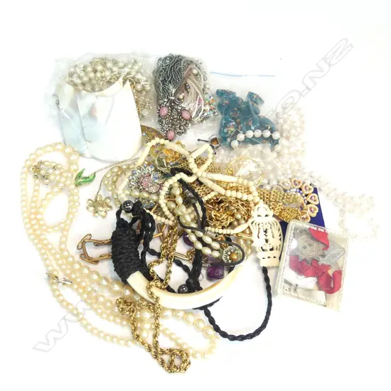 BOX COSTUME JEWELLERY: PEARLS TUSK NECKLACE...