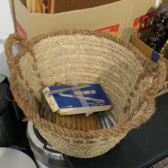 BASKET /WOODEN STANDS + KNIVES