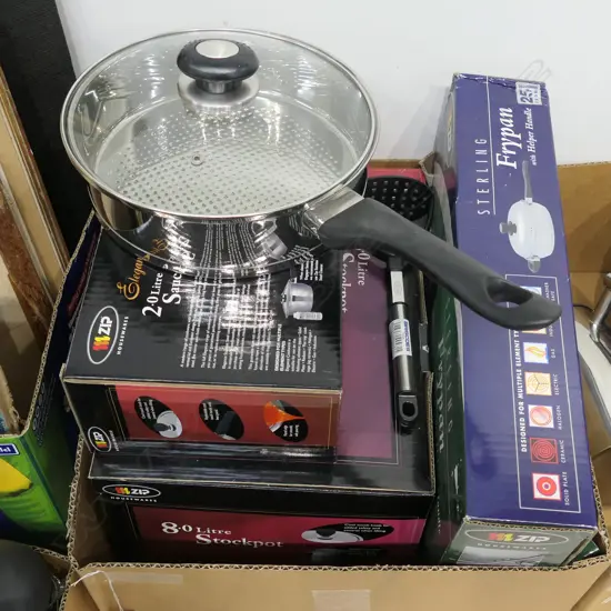 2x frypans with lids