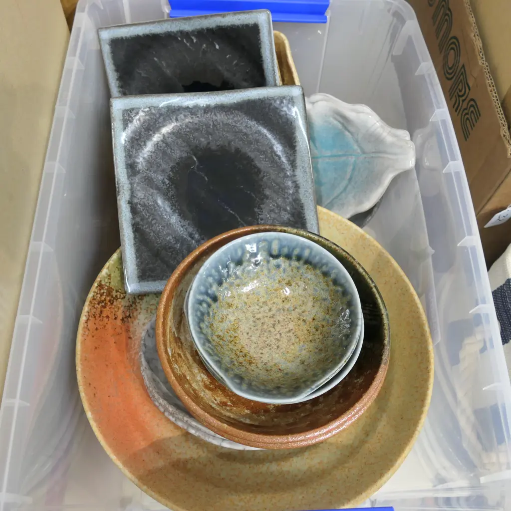 LOT ASST JAPANESE CERAMICS Image 1++