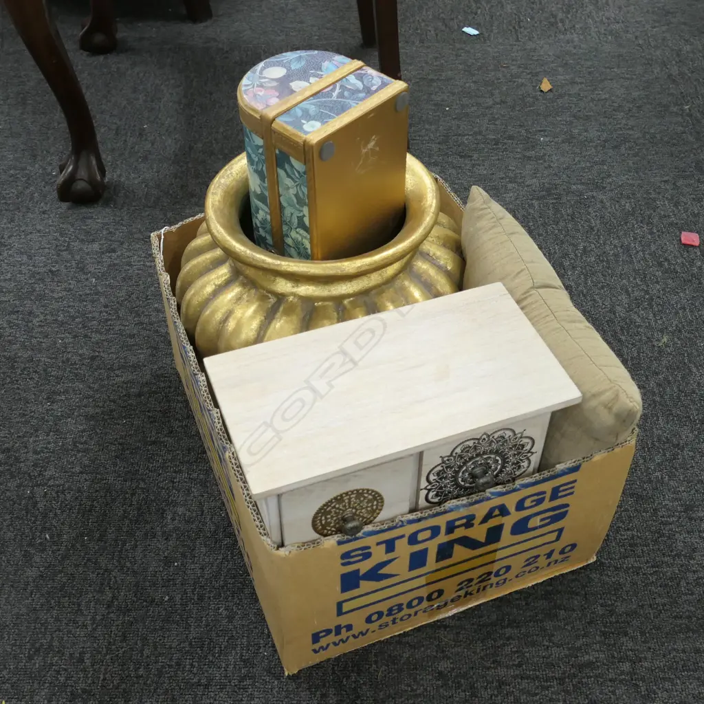 BOX LOT ASST. DECOR ITEMS; GILT VASE ETC Image 1++