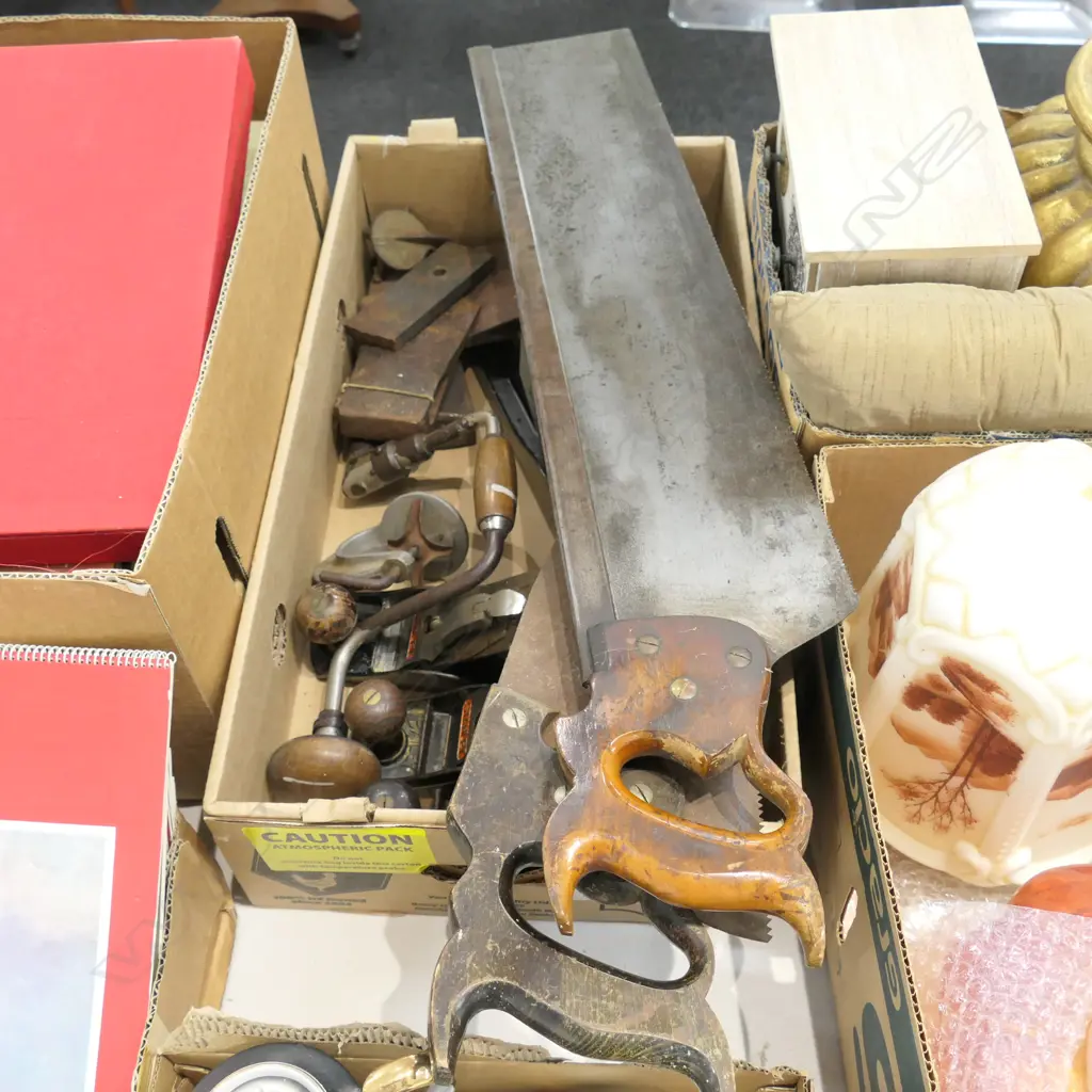 BOX LOT 2 VINTAGE SAWS, PLANES ETC Image 1++