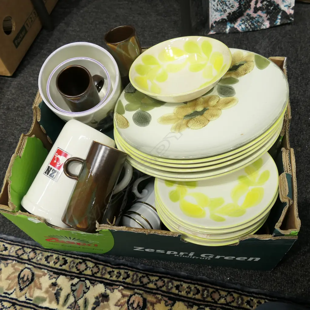 LOT ASST CERAMICS INCL. CROWN LYNN NZI MUG ETC Image 1++