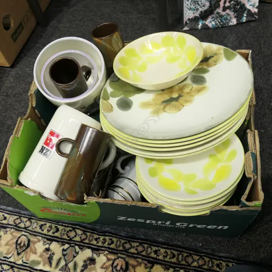 LOT ASST CERAMICS INCL. CROWN LYNN NZI MUG ETC