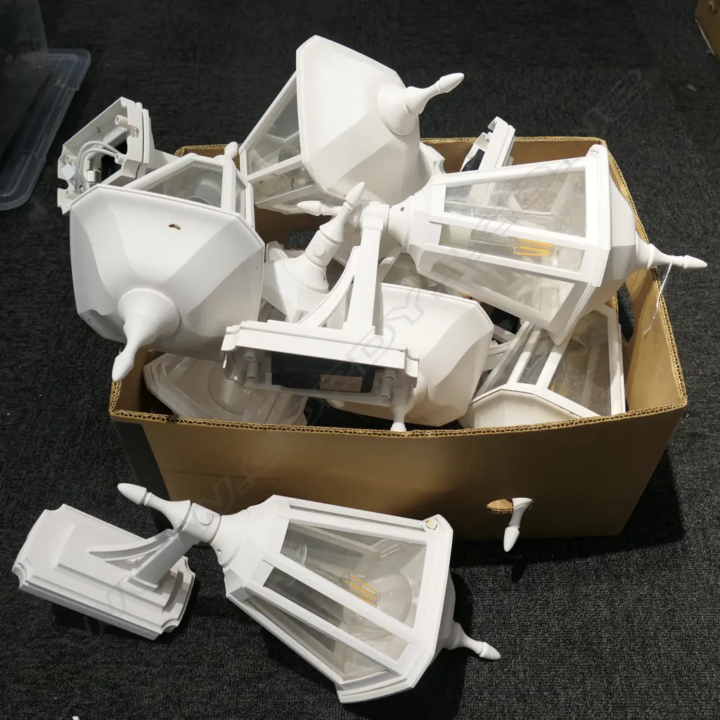 8 EXTERIOR LIGHTS Image 1++