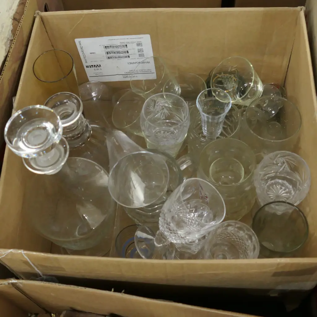 LOT ASST CRYSTAL AND GLASSWARE / DECANTER / GLASSES ETC Image 1++