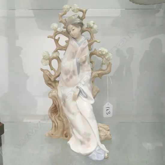 LLADRO FIGURE JAPANESE LADY TREE BEHIND