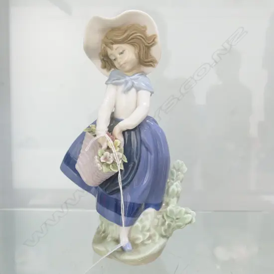 LLADRO CHILD W FLOWERS (AF)