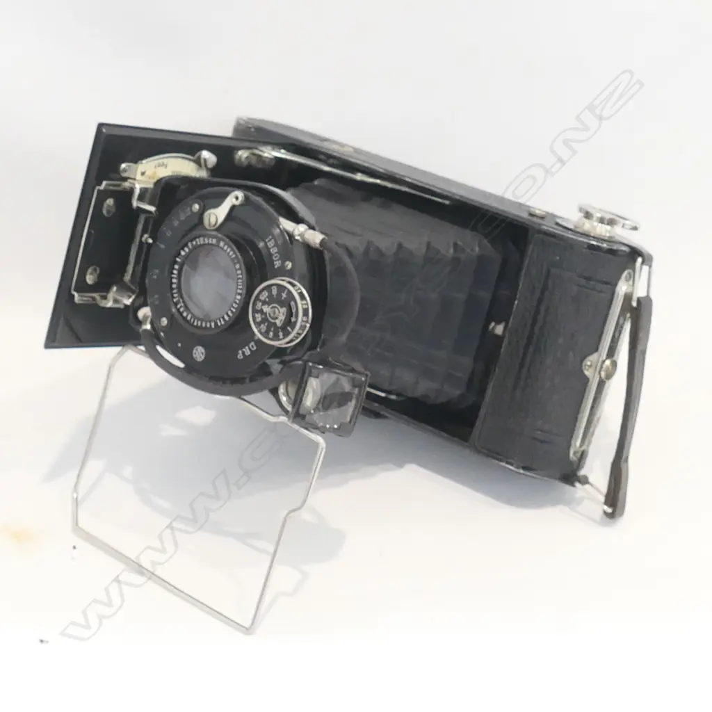 CASED VINTAGE FOLDING CAMERA Image 1++