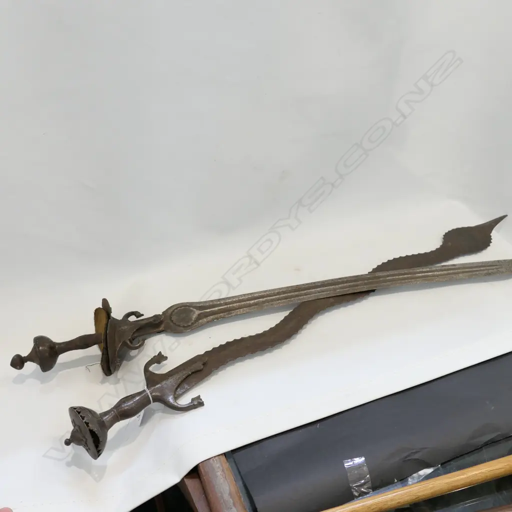 2 VINTAGE SWORDS LONGEST 880MM L Image 1++