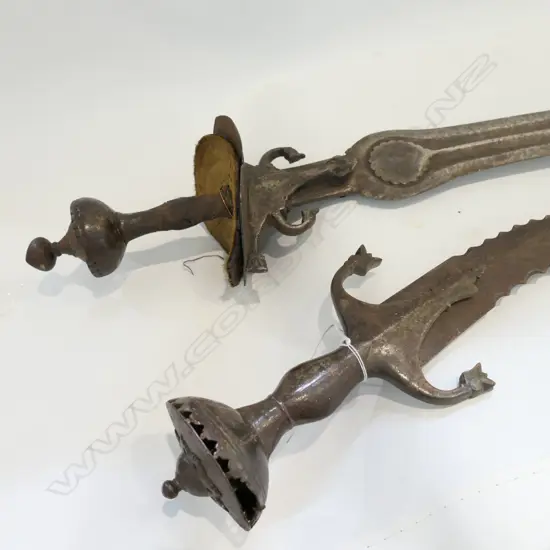 2 VINTAGE SWORDS LONGEST 880MM L