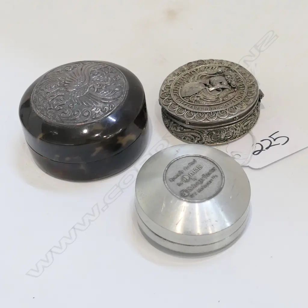 THREE SMALL LIDDED CONTAINERS Image 1++