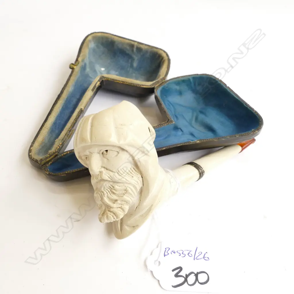 CARVED MEERSCHAUM PIPE OF ARABIAN MEN W/ AMBER MOUTHPIECE IN BLUE CASE Image 1++