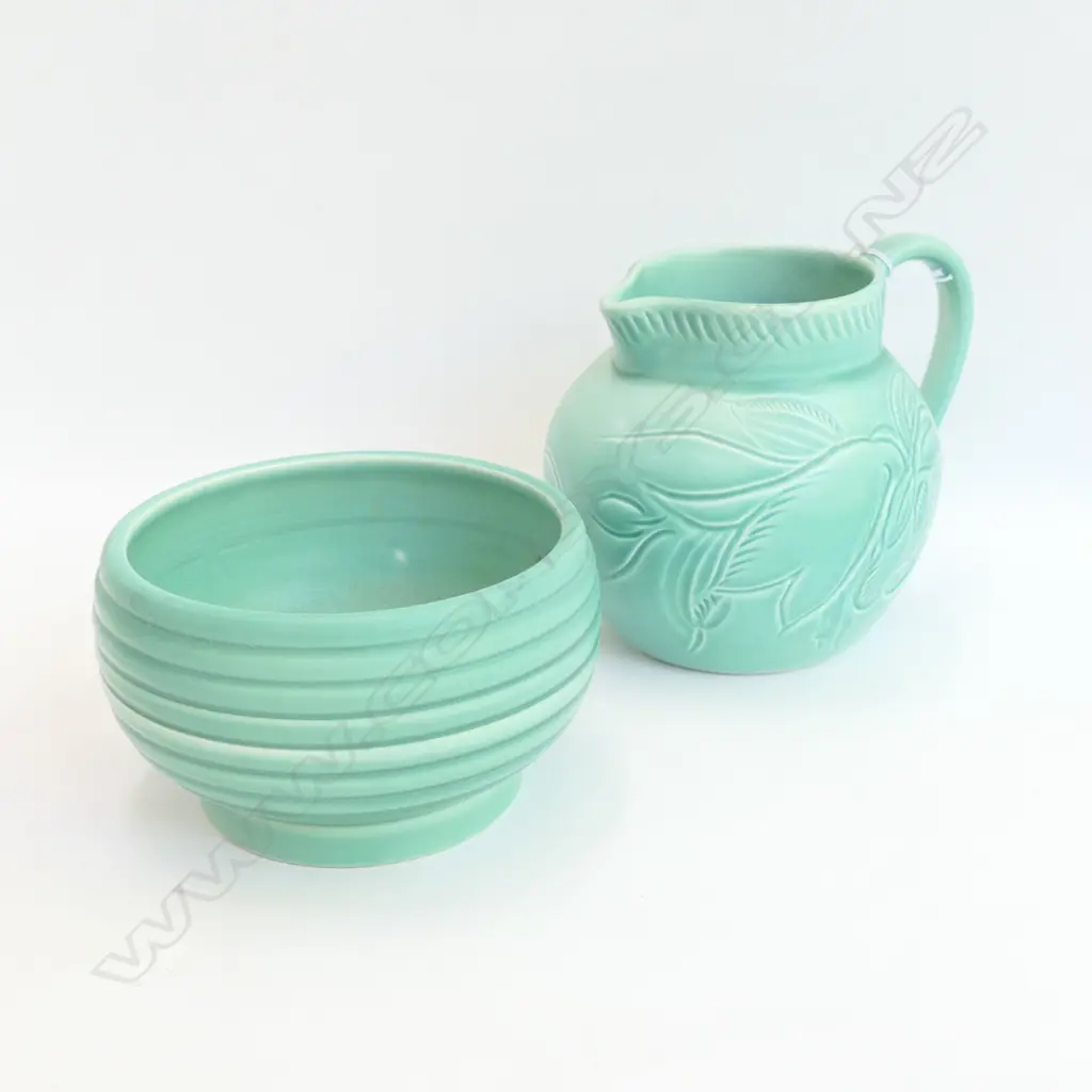 SUSIE COOPER JUG & VASE INCISED. GREEN Image 1++