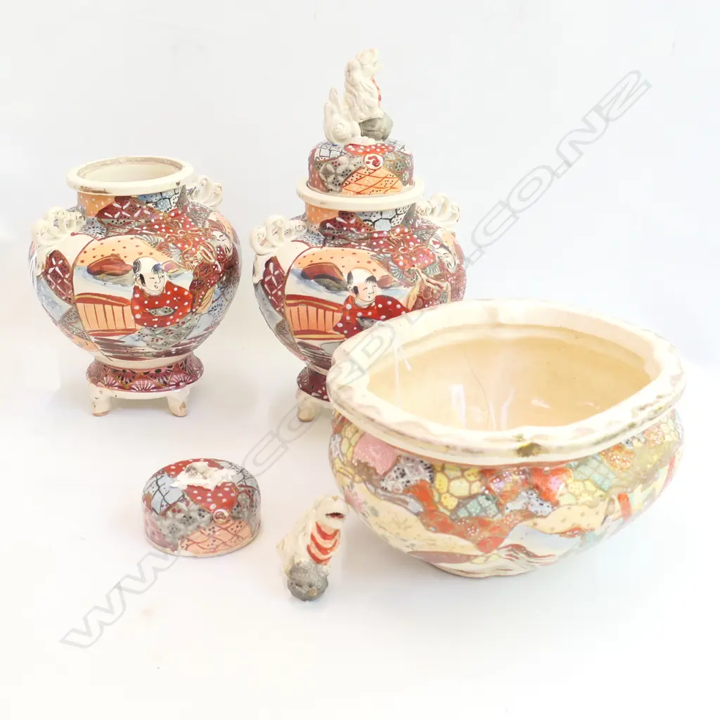 PAIR OF MEIJI PERIOD SATSUMA URNS AND BOWL (AF) Image 1++