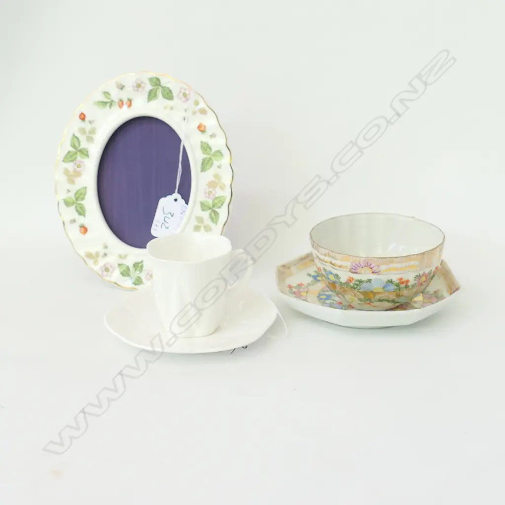 WEDGEWOOD PHOTO FRAME, SHELLY C/S, & OTHER Image 1++