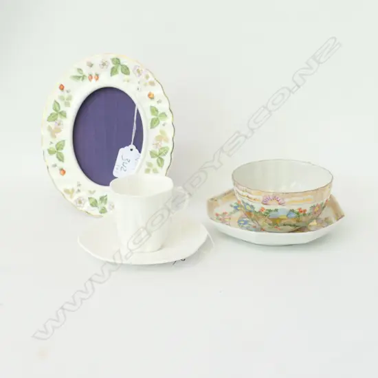 WEDGEWOOD PHOTO FRAME, SHELLY C/S, & OTHER